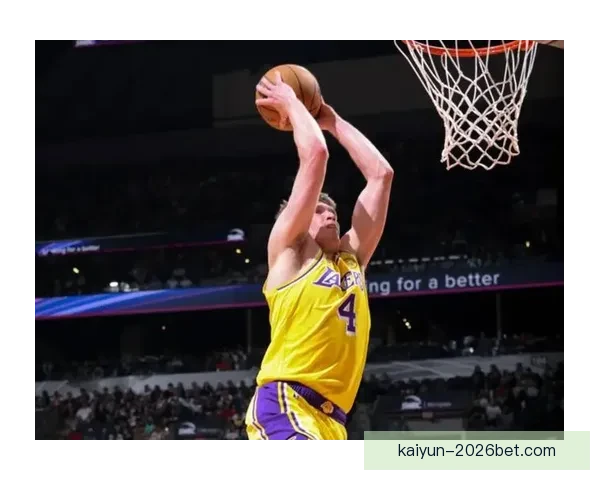 南湾湖人大胜毒蛇进西决 克内克特24分13篮板领衔胜利